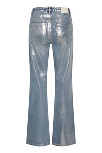 Φαρδιά τζιν σε ανοιχτό μπλε denim με γυαλιστερή φινίρισμα, διαθέτοντας δύο πίσω τσέπες και ετικέτα μέσης σε αντίθεση.