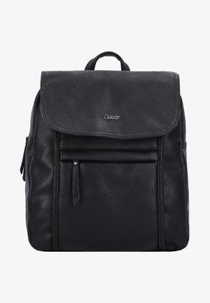 Zwarte leren rugzak met een gestructureerde afwerking, omvouwflap, voorzak met ritssluiting en een bovenhandvat. Zilveren merkaccent op de flap.