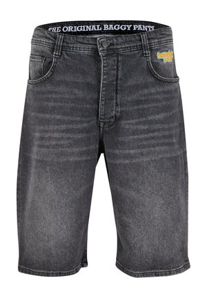 Baggy farkkushortsit tummanharmaana, joissa on nappisulku, viisi taskua ja brändätty vyötärönauha. Kangas on haalistuneen näköinen.