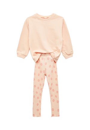 Blød ferskenfarvet sweatshirt med lange ærmer, parret med ribbede leggins med et pink blomstermønster, præsenteret på en hvid baggrund.