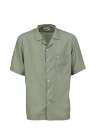 Camisa de manga corta, con botones, en tejido verde tenue, con un cuello parcial, un bolsillo en el pecho y un pequeño logo de perro en el bolsillo.