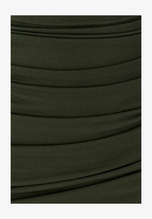 Zelená strukturovaná tkanina s horizontálními sklady, měkký elastický materiál a hladký povrch, vhodná pro oděvní aplikace.