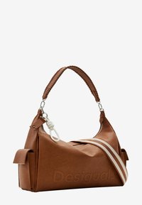 Borsa a spalla in finta pelle marrone con manico intrecciato, tracolla a righe e logo in rilievo. Dotata di chiusura con zip e tasche laterali.