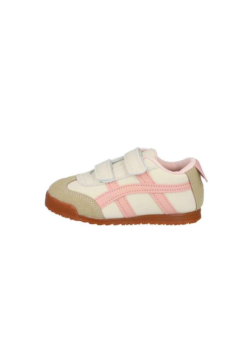 Zapato atlético infantil con parte superior de cuero blanco, acentos rosas, puntera de ante beige y doble cierre de Velcro. Suela de goma con dibujo texturizado.