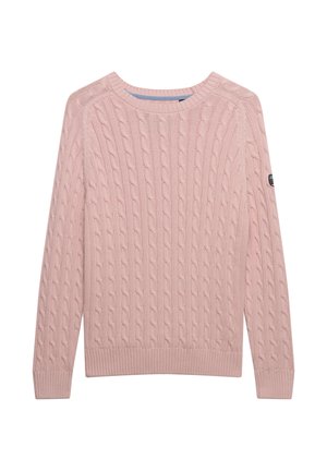 Pull en maille torsadée rose pâle avec un col rond, des poignets et un ourlet côtelés. Présente un petit écusson logo sur la manche gauche.