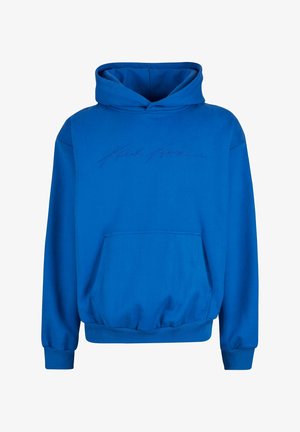 Sininen huppari, joka on valmistettu puuvillamateriaalista. Siinä on kengurutasku, ribbikuvioidut hihansuut ja helma, ja rinnan kohdalla on kohokuvioitu teksti "Karl Kani".