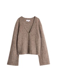 Kuttet, v-hals cardigan i mykt, fluffy brunt materiale. Har fem gullfargede knapper foran og brede ermer.