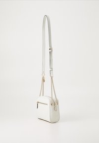 Weiße Leder-Crossbody-Tasche mit einem gesteppte Design, featuring eine Reißverschlusstasche und goldfarbene Kettenakzente. Verstellbarer Riemen für Vielseitigkeit.