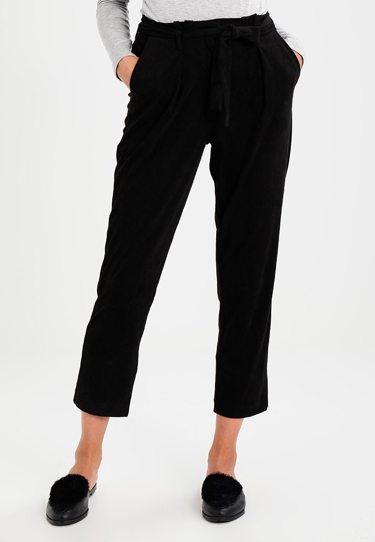 Černé semišové kalhoty s uvolněným střihem, s páskem na zavazování, plisé na přední části, dvěma bočními kapsami a zkráceným lemem. Hladká textura.