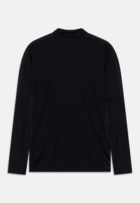 Zwarte sporttop met lange mouwen, gemaakt van een soepele stof, met een kraag en subtiele mesh-details op de schouders.