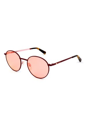 Occhiali da sole rotondi con lenti rosa sfumate e sottili montature metalliche rosso scuro con punte in tartaruga su sfondo bianco.