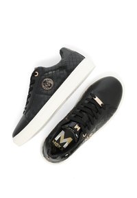 Czarne sneakersy o pikowanej fakturze, różowo-złote akcenty, sznurowany krój oraz białe gumowe podeszwy. Logo z boku i wzorzysta wkładka.