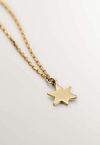 Collar en tono dorado con un colgante en forma de estrella. El colgante presenta una superficie lisa y pulida, y cuelga de una cadena de eslabones.