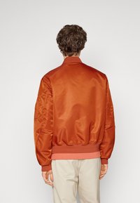 Calvin Klein HERO  - Bomberjacks - terracotta rust