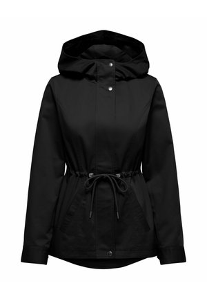 Juoda gobtuvu striukė su priekiniais spaustukais, reguliuojama raišteliu juosmenyje ir dviem rankų kišenėmis, rodoma ant baltos fono.