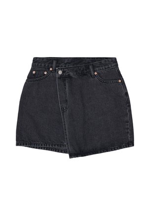 Jupe mini en denim noir à coupe droite. Comprend cinq poches, une fermeture à bouton sur le devant et des accents en cuivre contrastants.