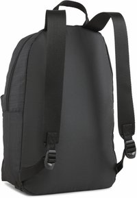Sort rygsæk med polstrede skulderstropper, strømlinet form og tekstureret sidepanel. Har en lynlåslukning og justerbart remhardware.