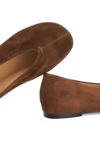 Bruine suède balletschoenen met een ronde neus en minimalistischer ontwerp, voorzien van een lage zwarte hak en een gladde binnenvoering.