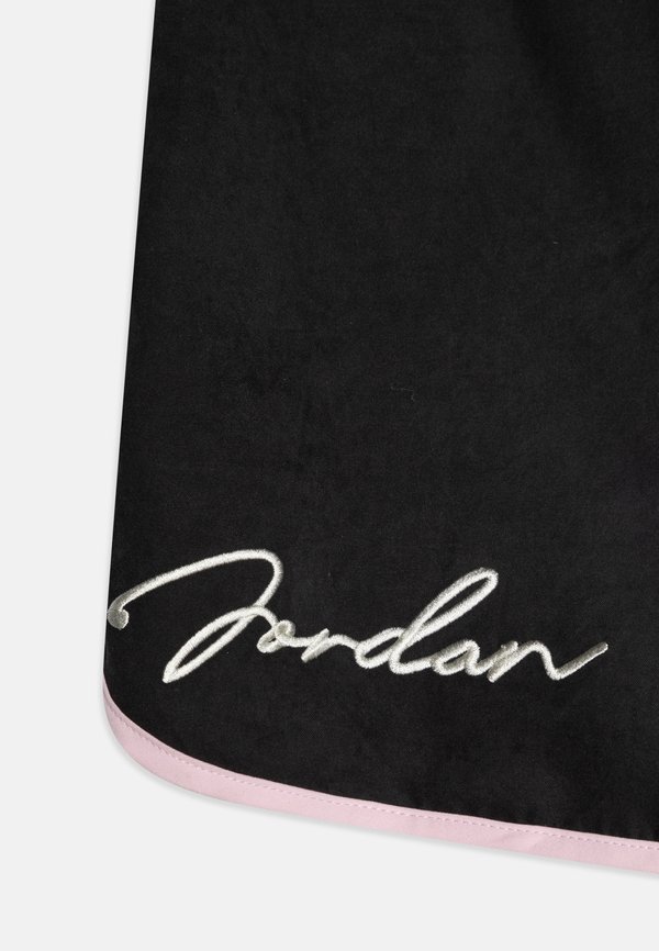 HIDDEN IN PLAIN SIGHT - Shorts - off noir2