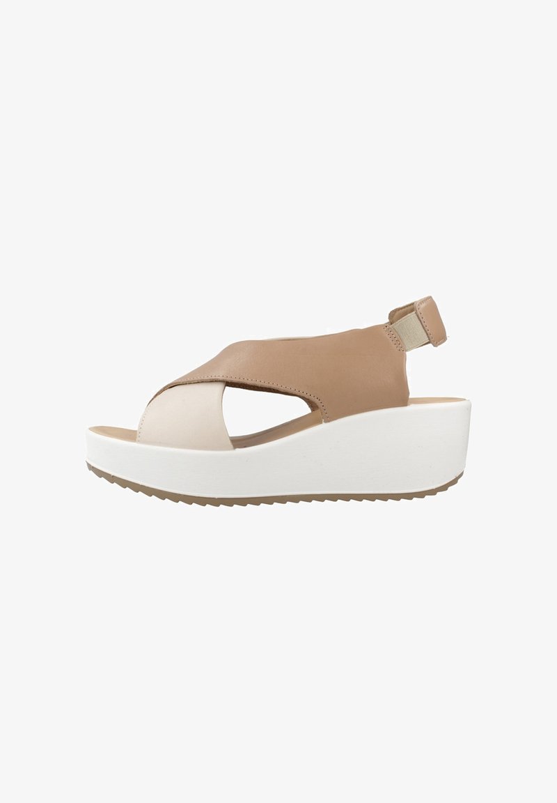 Sandalo wedge in pelle beige e crema con punta aperta, design a fasce incrociate, strap elastico sul tallone e suola bianca testurizzata.