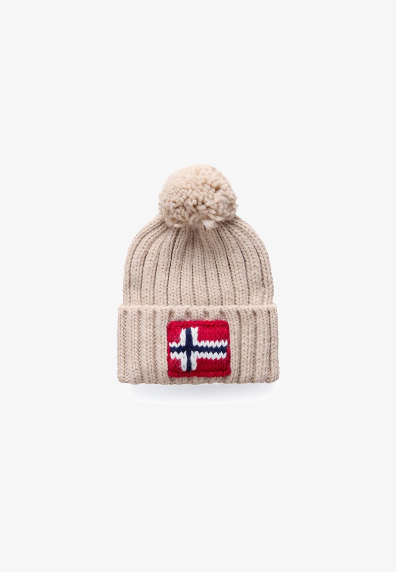 Berretto lavorato a maglia beige con pom-pom in cima, caratterizzato da una toppa rossa con un design a croce bianca e blu sul bordo piegato.