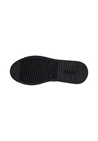 Suela de zapato de goma negra con ranuras horizontales y verticales para mayor agarre, con un logo elevado y una zona de talón redondeada.
