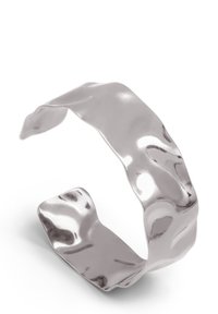 Pulsera de brazalete de plata con una superficie ondulada y texturizada. Presenta un acabado pulido y un diseño abierto para un uso ajustable.