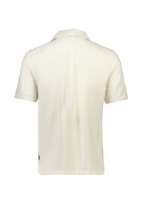 Camisa de manga corta, con cuello, en tejido crema claro; presenta un plisado en la parte trasera central y una textura sutil; etiqueta situada en el lado inferior.