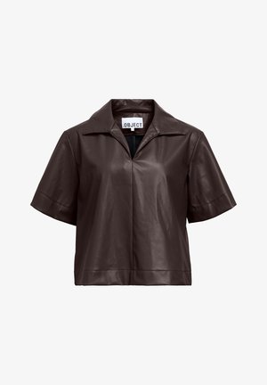 Tummanruskea lyhythihainen keinonahkapaita, jossa leveä kaulus ja piiloketjullinen edusta, valkoista taustaa vasten esitettynä.