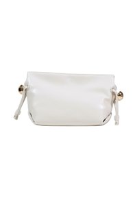 Bolso clutch de cuero blanco con textura suave, forma redondeada y detalles de herrajes en tono dorado en los lados. Cierre ajustable con cordón.