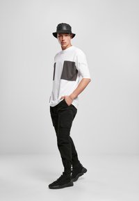 Urban Classics BIG DOUBLE POCKET TEE - T-shirts med print - white asphalt