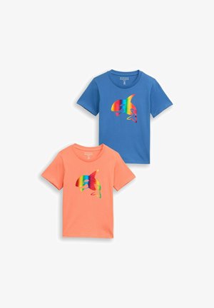 Twee kinder-T-shirts met korte mouwen, één blauw en één oranje, elk met een orka in regenboogkleuren op de voorkant.