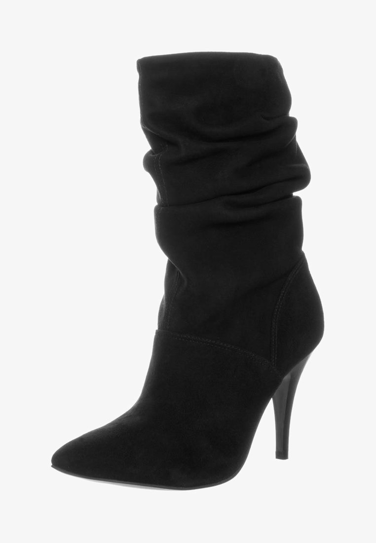 Stivaletto in suede nero con parte superiore morbida, punta affilata e tacco a spillo sottile. Presenta una texture liscia e un design senza cuciture.