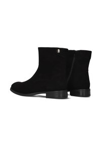 Zwarte suede enkellaarsjes met een ronde neus, lage blokhak, een rits aan de zijkant en decoratieve metalen knoopdetails. Glad textuur overal.