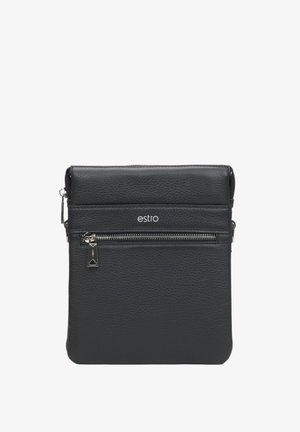 Czarna skórzana torba na ramię z teksturowaną powierzchnią, z zamknięciem na zamek błyskawiczny u góry, przednią kieszenią na zamek i logo w kolorze srebrnym. Kompaktowy i prostokątny kształt.