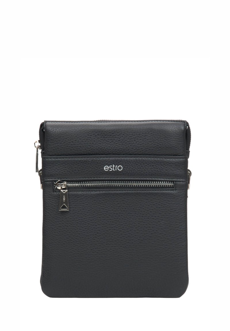Černá kožená taška přes rameno s texturovaným povrchem, horním zipem, přední zipovou kapsou a stříbrným logem. Kompaktní a obdélníkový tvar.