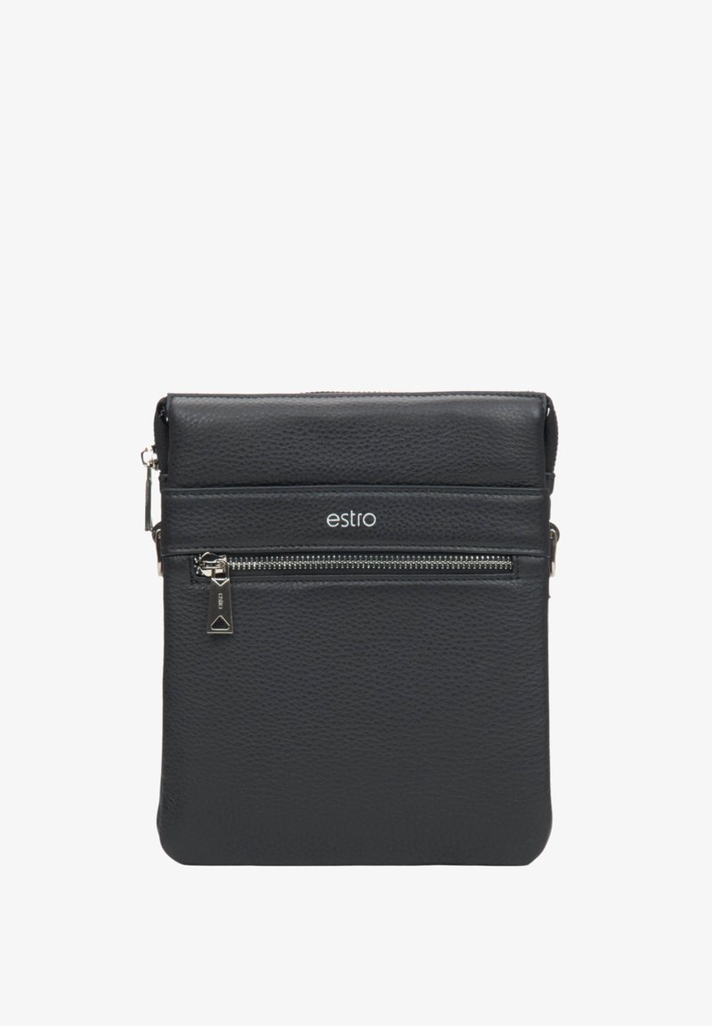 Černá kožená taška přes rameno s texturovaným povrchem, horním zipem, přední zipovou kapsou a stříbrným logem. Kompaktní a obdélníkový tvar.