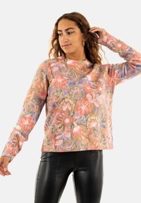 Pull en tricot multicolore présentant un motif floral dans des tons de rose, violet et vert. Manches longues avec des poignets côtelés et un col rond.