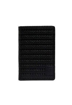 Cartera negra de cuero texturizado, con un patrón tejido y un pequeño parche con el logo en la esquina inferior derecha. Forma rectangular compacta.