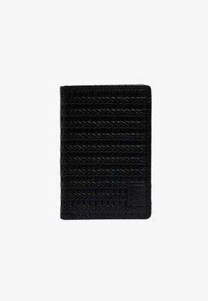 Portafoglio nero in pelle strutturata, con motivo intrecciato e una piccola toppa con logo nell'angolo in basso a destra. Forma rettangolare compatta.