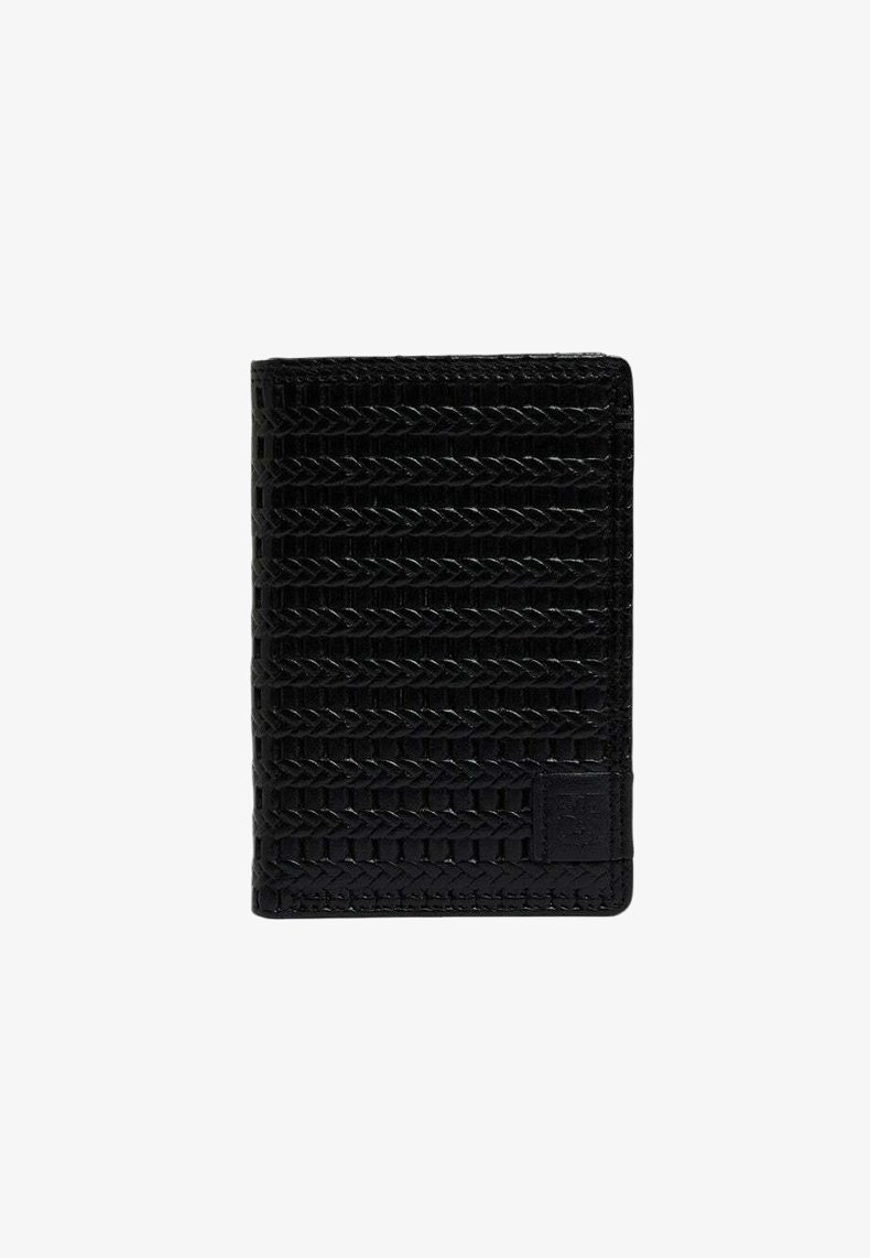 Portefeuille noir en cuir texturé, présentant un motif tressé et un petit écusson logo dans le coin inférieur droit. Forme rectangulaire compacte.