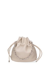 Borsa in pelle beige con coulisse, cima arricciata, accentata da una catena d'argento e dotata di due manici in pelle. Texture liscia, forma rotonda.