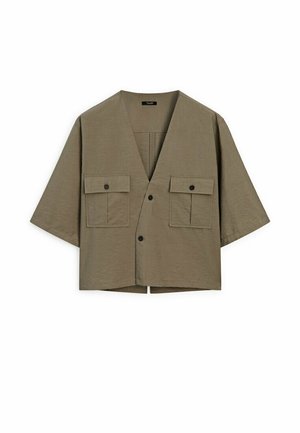 Veste boutonnée vert olive à manches courtes, col en V profond et deux poches avant à rabat avec boutons.