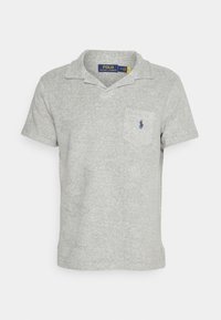 Polo gris clair à manches courtes avec une petite poche poitrine comportant un logo brodé bleu marine. Le col est ouvert et plat.