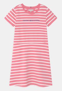 Różowo-biała sukienka w paski z krótkimi rękawami, z okrągłym dekoltem i logo "TOMMY HILFIGER" w niebieskim kolorze na piersi.