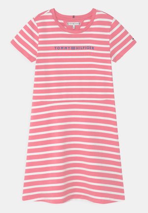 Růžové a bílé proužkované šaty s krátkými rukávy, s kulatým výstřihem a modrým logem "TOMMY HILFIGER" přes hrudník.
