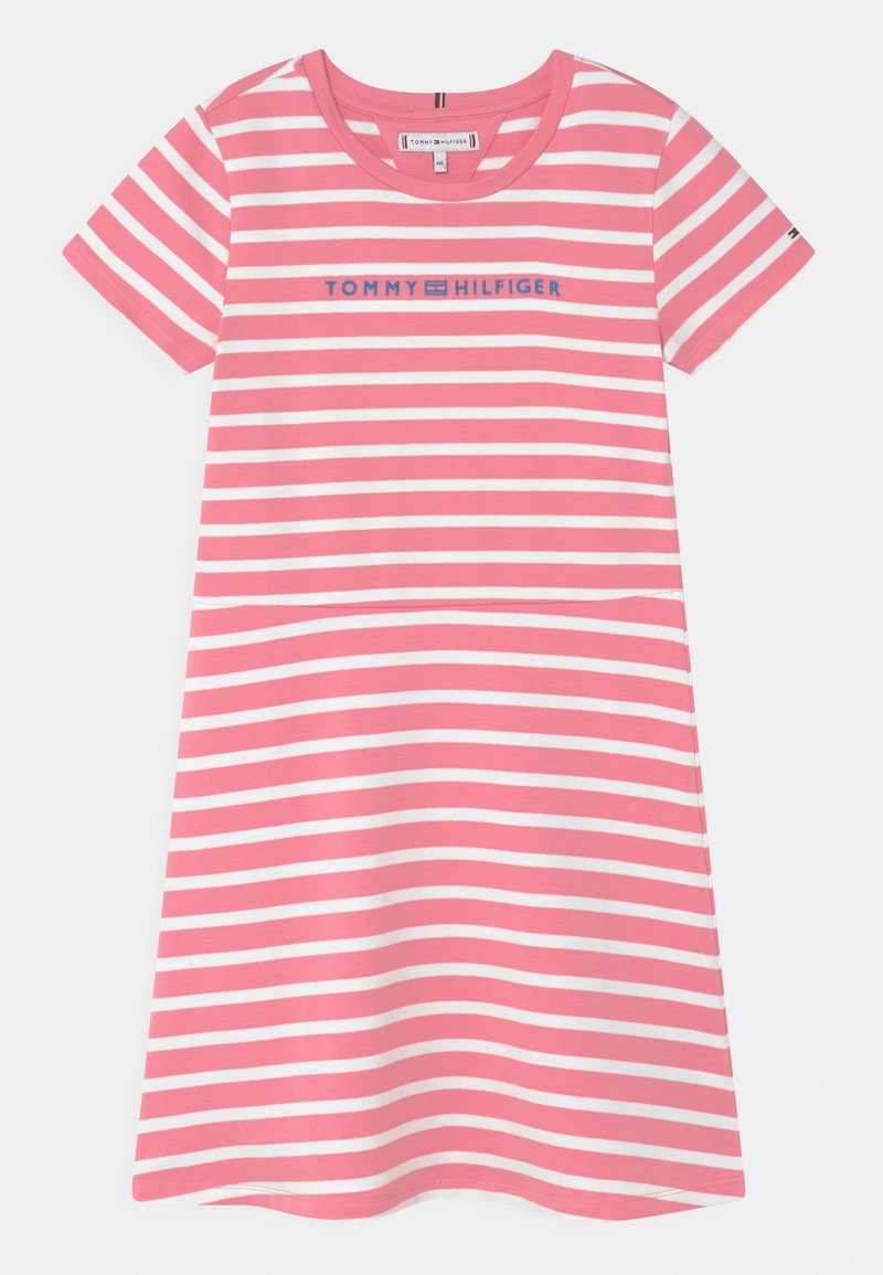 Różowo-biała sukienka w paski z krótkimi rękawami, z okrągłym dekoltem i logo "TOMMY HILFIGER" w niebieskim kolorze na piersi.