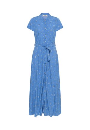 Robe maxi bleue à manches courtes avec petit imprimé floral blanc, boutonnée sur le devant, col et ceinture nouée à la taille.