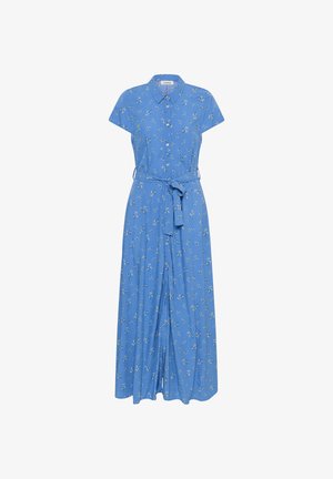 Robe maxi bleue à manches courtes avec petit imprimé floral blanc, boutonnée sur le devant, col et ceinture nouée à la taille.