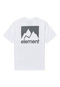 Witte katoenen t-shirt met korte mouwen, met een grijze grafiek van bergen en het woord "element" in vette letters gecentreerd op de achterkant.